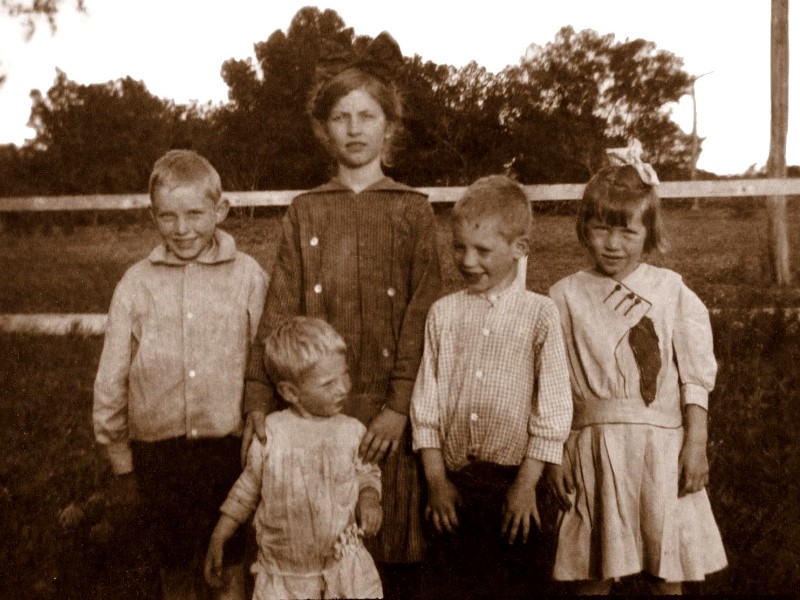 Fuchs kids at the Marble Falls town house, 1914